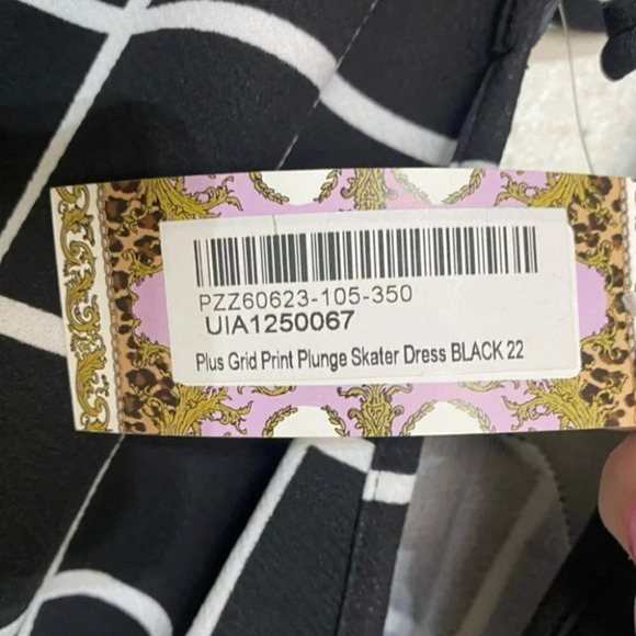 Boohoo US18 plus-size black + white grid print plunge skater dress NEW - Picture 4 of 6
